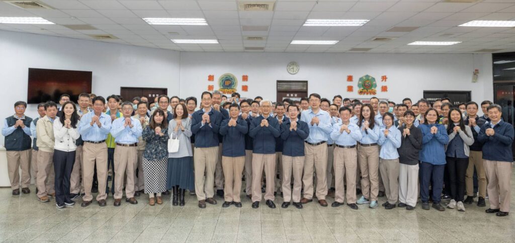 ▲中鋼董事長黃建智率團隊與各部門主管向大家賀新年。（圖/中鋼 提供）