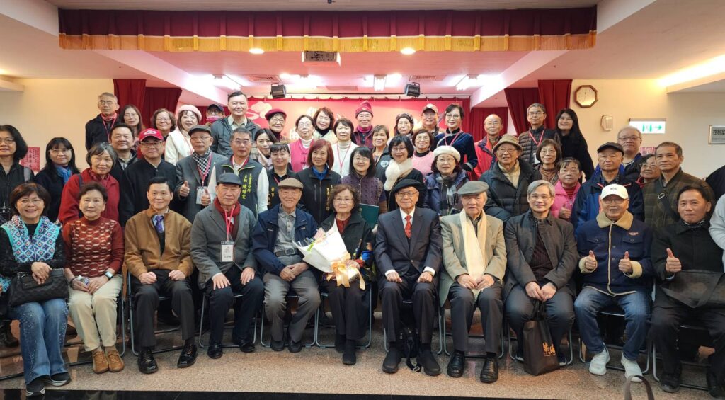 ▲連勝彥大師米壽賀慶與傑閣書會會員聯展開幕式,到場書界人士與各界貴賓合影留念。(記者 辛澎祥/攝)