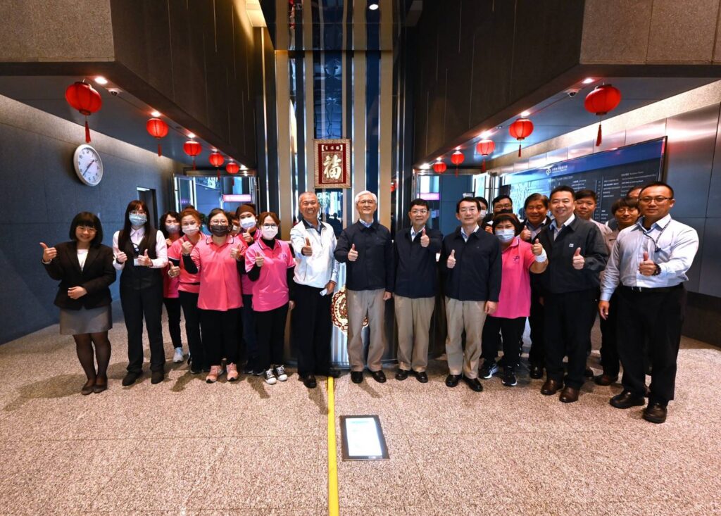 ▲中鋼董事長黃建智率團隊與各部門主管向大家賀新年。（圖/中鋼 提供）