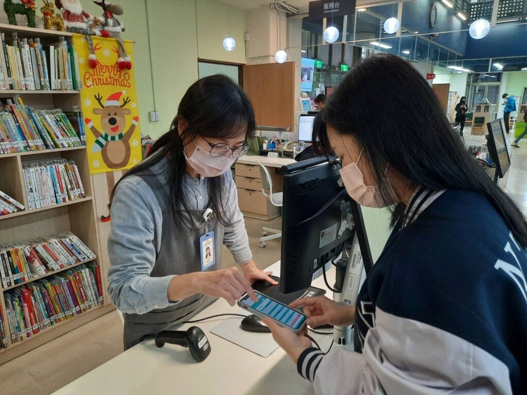 圖書預約與逾期通知改由電子郵件、官方APP等方式發送，請民眾記得更新資訊。（圖/中市圖提供）