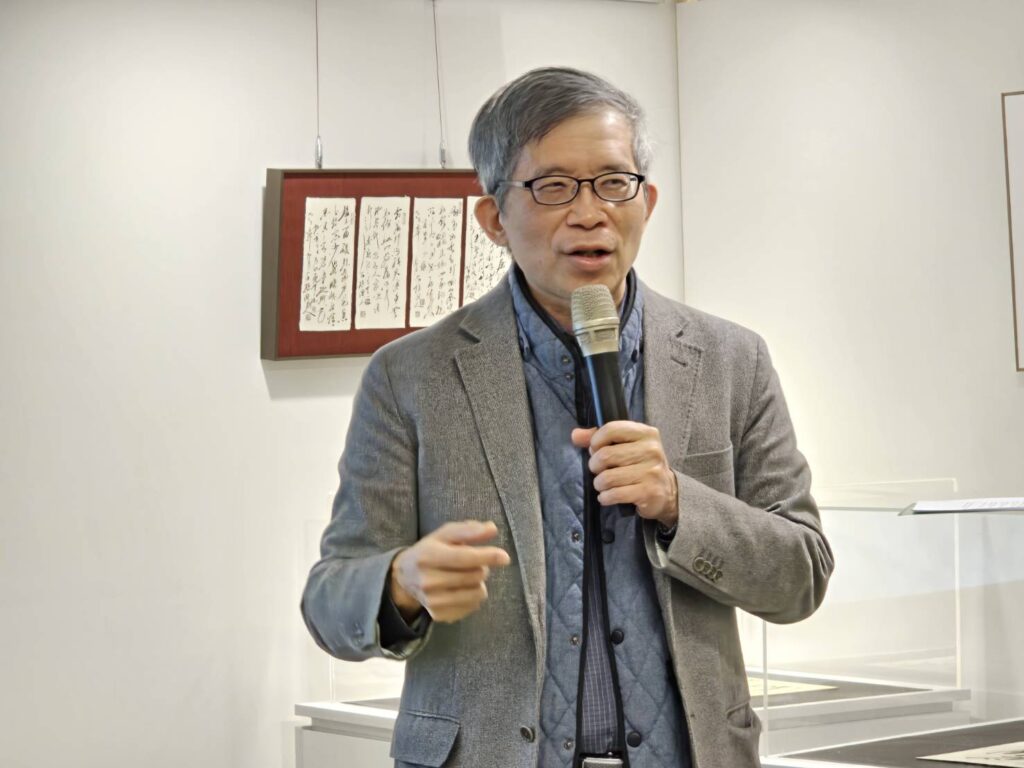 ▲廖新田教授解析施春茂老師的作品與藝術特性，在他特有的藝術生命中看見為創作而義無反顧的潛質。（記者 辛澎祥/攝）