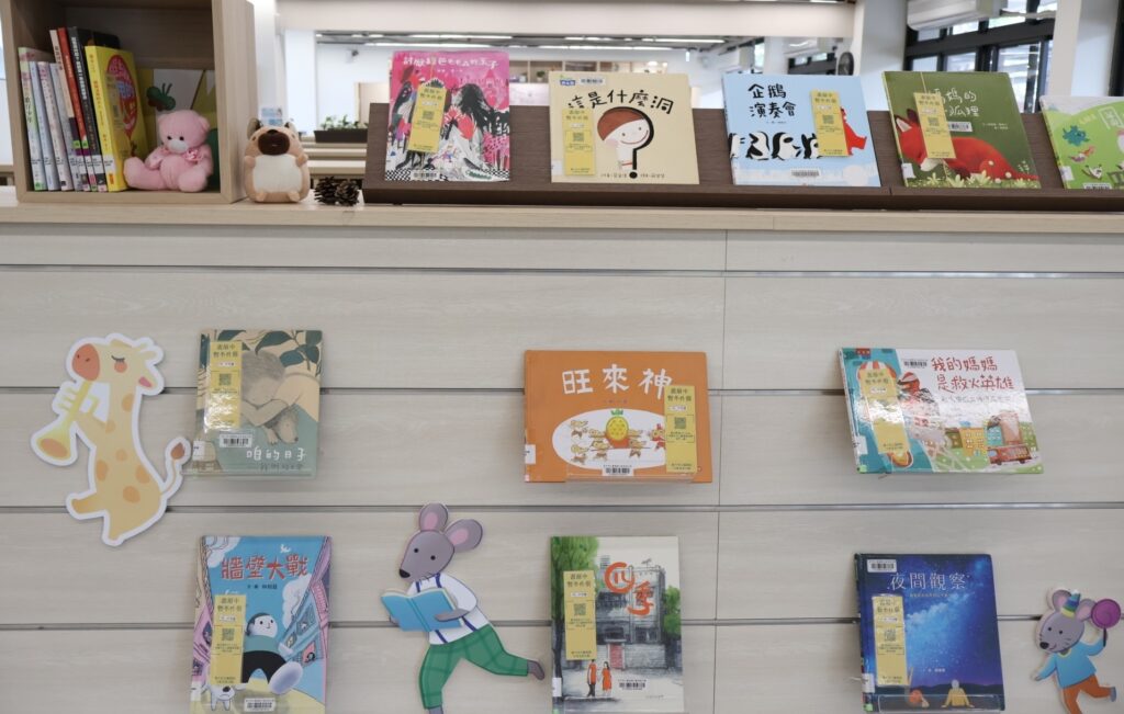 沙鹿深波圖書館除了主題書展，還有「義」享電影院影片活動。（圖/中市圖提供）