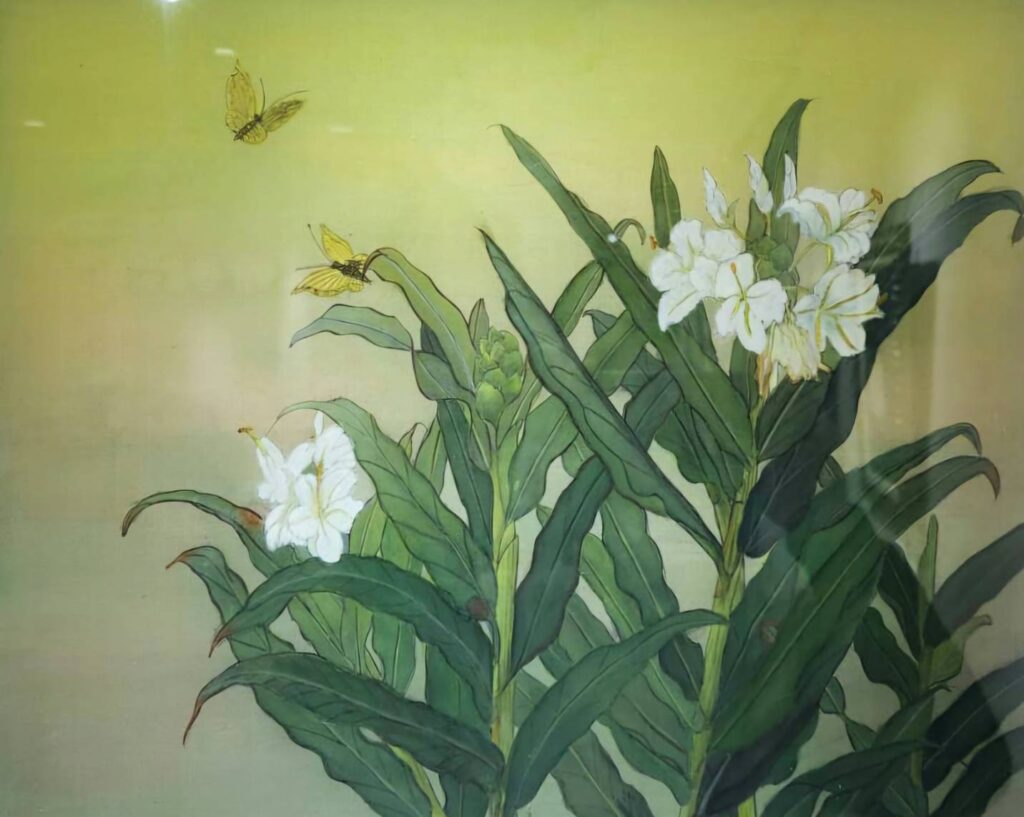 ▲王美玲的絹布創作「野薑花」，意境優美，讓人眼睛為之一亮。（記者 辛澎祥/攝）