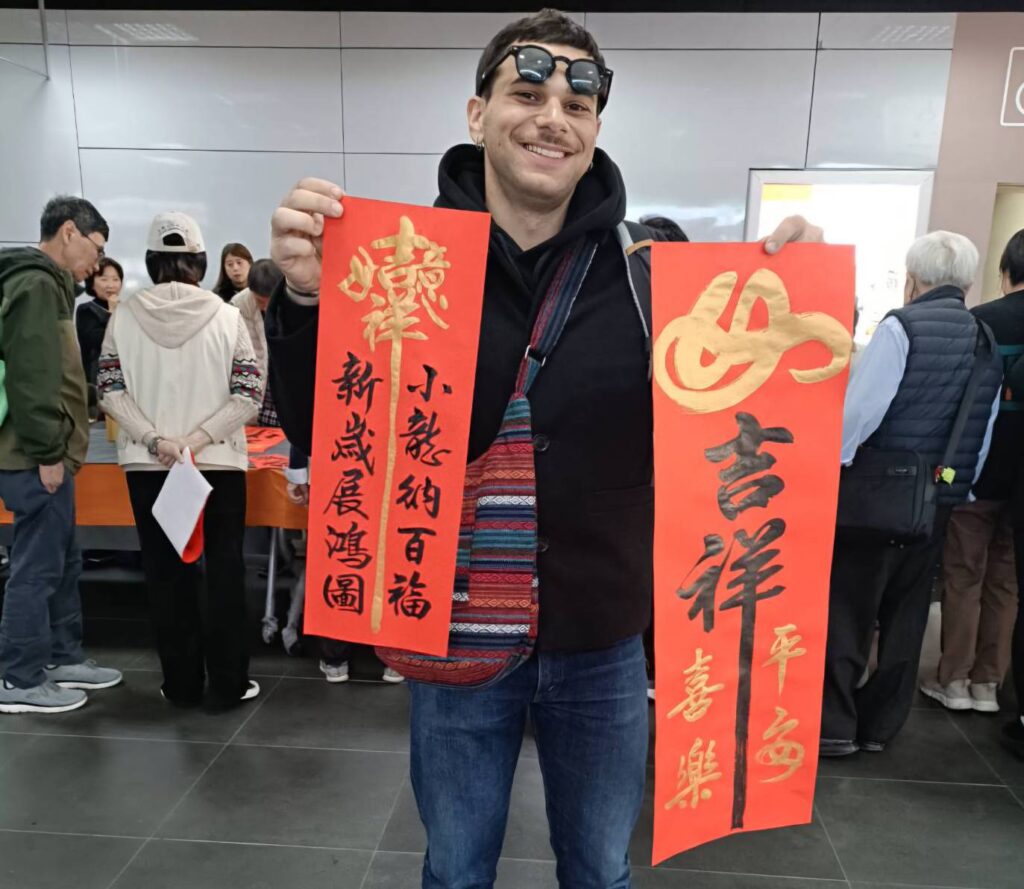 ▲美籍人士也對中華傳統文化的寫春聯活動十分熱衷，拿到春聯後顯得相當興奮。（圖/大媒體新聞網 提供）