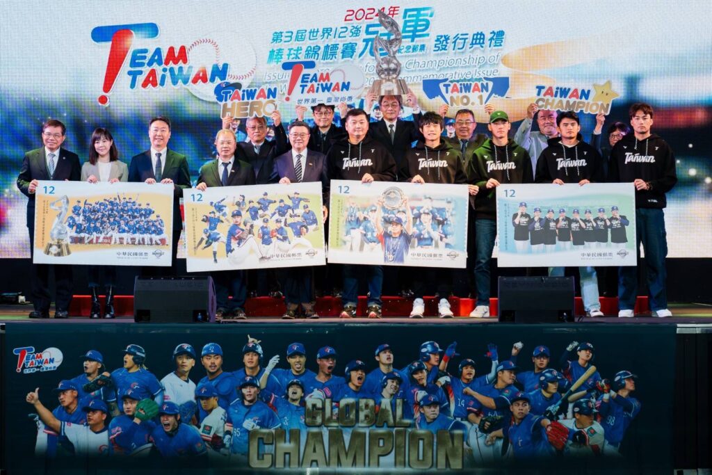 ▲紀念郵票發行典禮全體大合照，場面開心熱烈。（圖/中華郵政 提供）