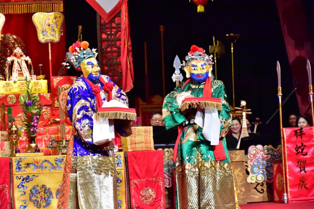 財神爺分發錢幣、糖果,台上台下互動熱鬧。(圖/臺灣豫劇團提供)
