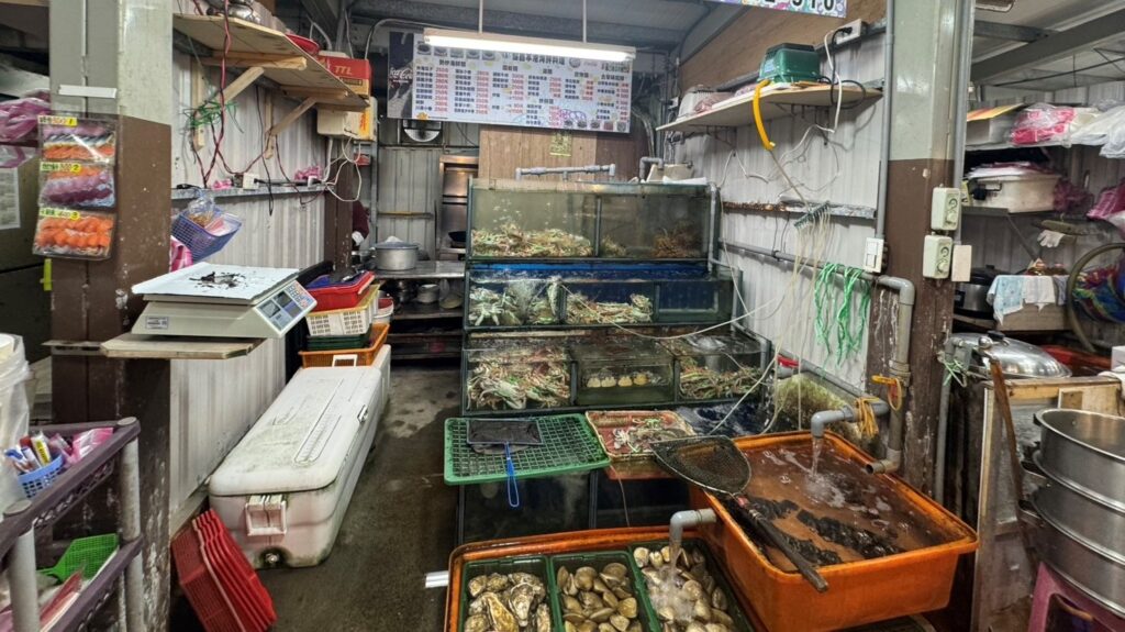 龜吼漁夫市集販售新鮮海產。（圖/新北漁業處提供）