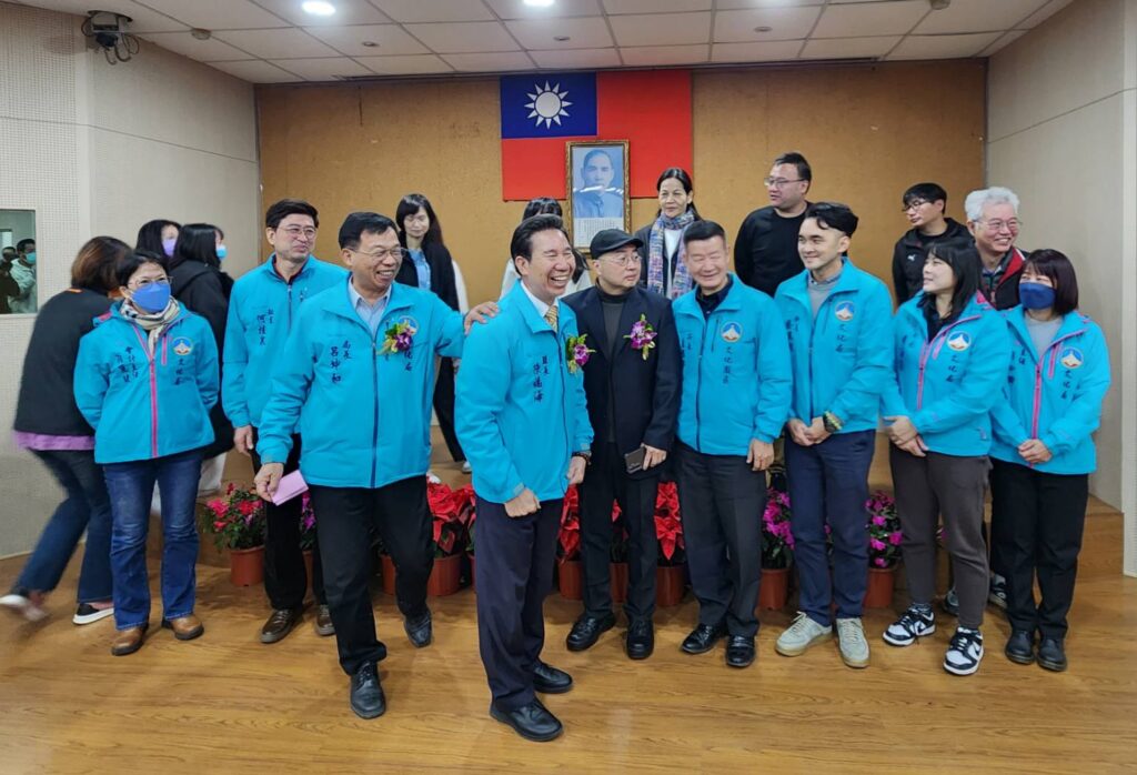 ▲金門縣長陳福海（中）在交接佈達儀式上，和文化局同仁開心互動，象徵著新氣象的到來。（圖/文化局 提供）