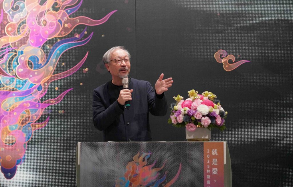 ▲藝術家林磐聳致詞時說明這次籌備展覽的心境，並期許自己透過藝術創作愛臺灣的心永遠不會改變。（記者 辛澎祥/攝）