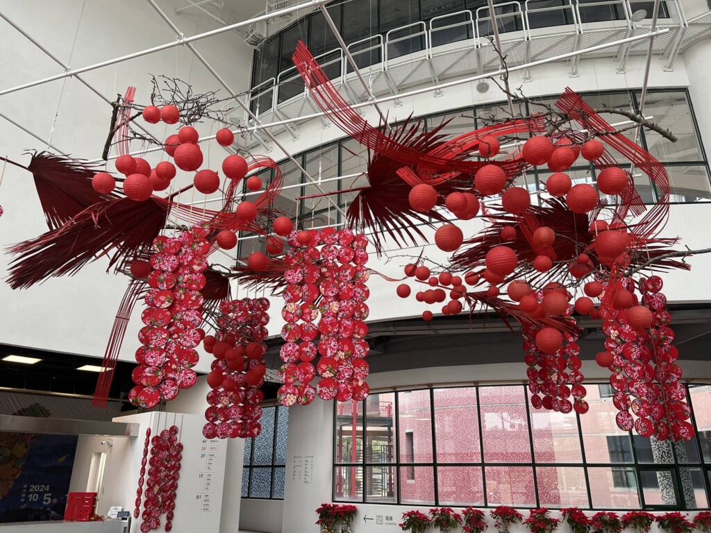 纖博館的新春花藝布置，充滿喜氣。（圖/文化局提供）