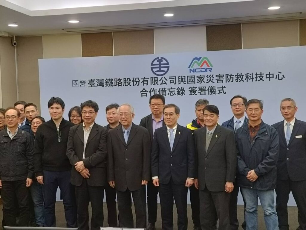 ▲雙方簽署合作意向書後合影留念。（記者 辛澎祥/攝）