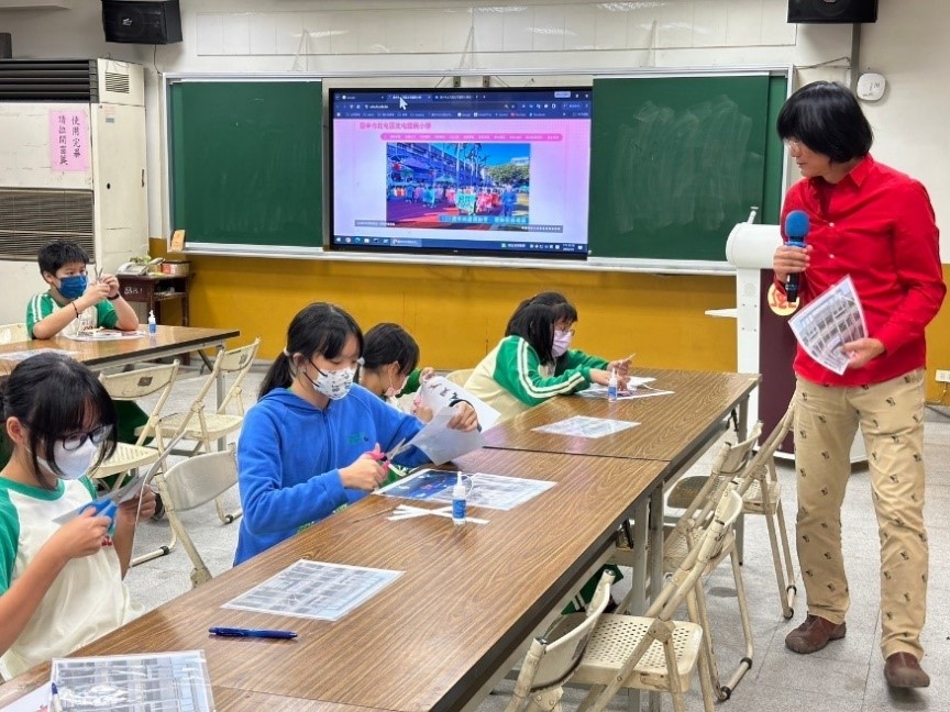 藝術家陶亞倫帶領學童進行創作發想與引導，並進行創作。（圖/文化局提供）