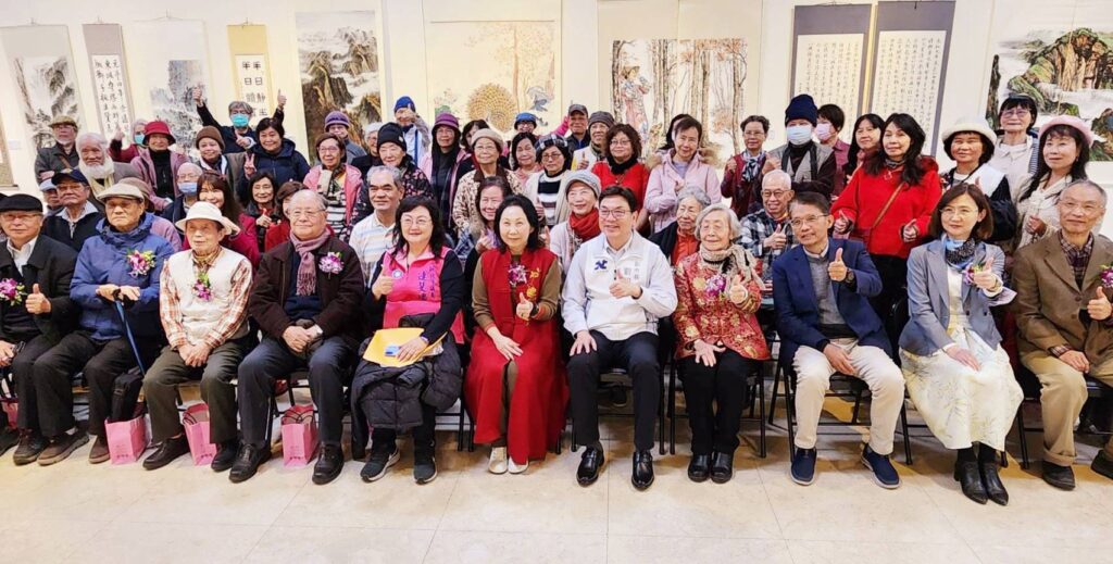 ▲開幕式後全體大合照，呈現聯展的順利圓滿，場面熱烈。（記者 辛澎祥/攝）