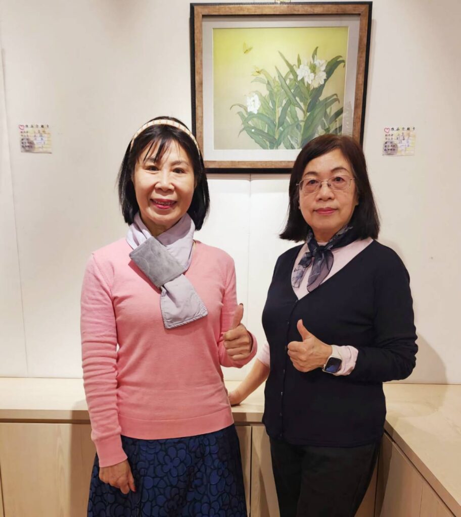▲王美玲（左）與她的同學黃碧雲展場相見歡，並計畫今年三人聯展事宜，對未來充滿美好願景。（記者 辛澎祥/攝）