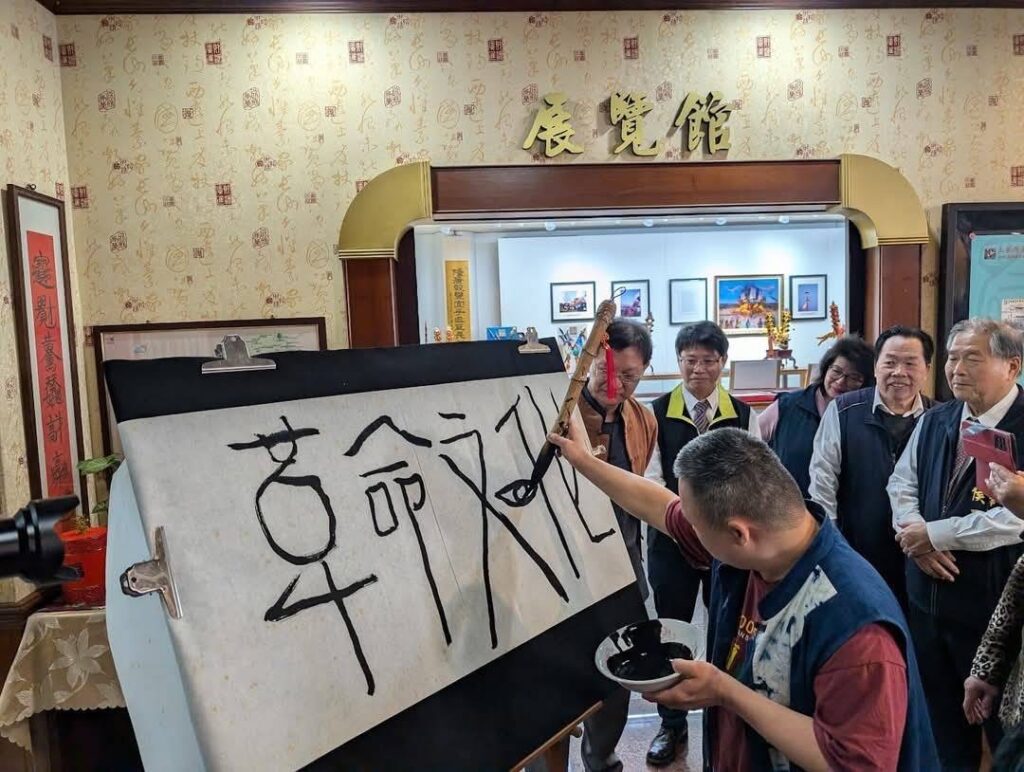 ▲林冠廷（前）現場揮毫，與會者一致讚嘆不已。（圖/林永發 提供）
