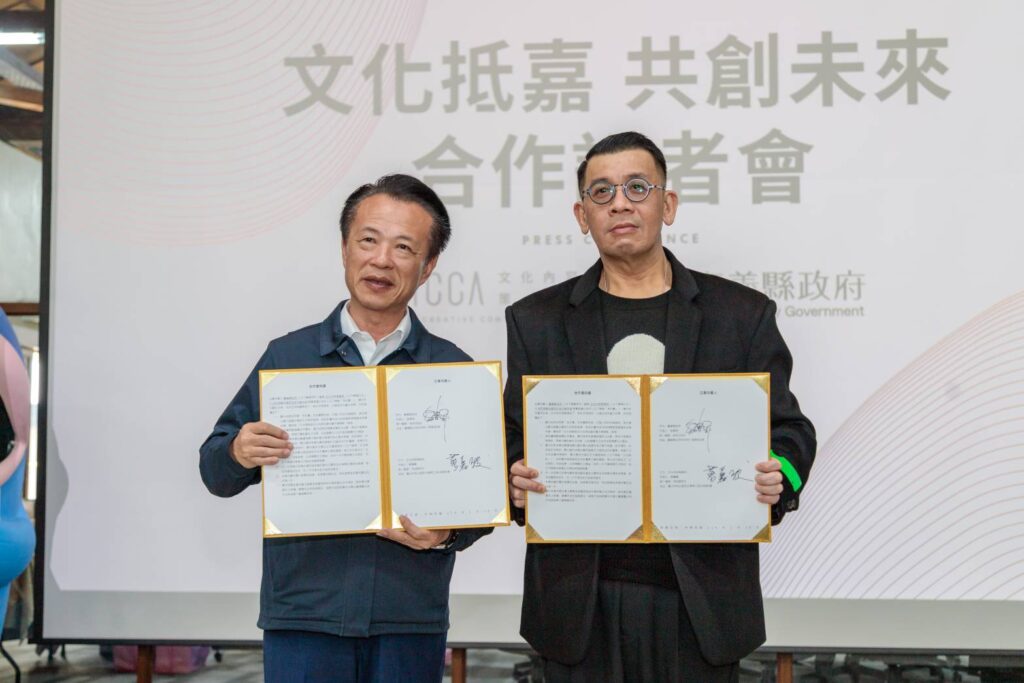 ▲嘉義縣縣長翁章梁(左)與文策院董事長蔡嘉駿簽署合作意向書。(圖/文策院 提供)