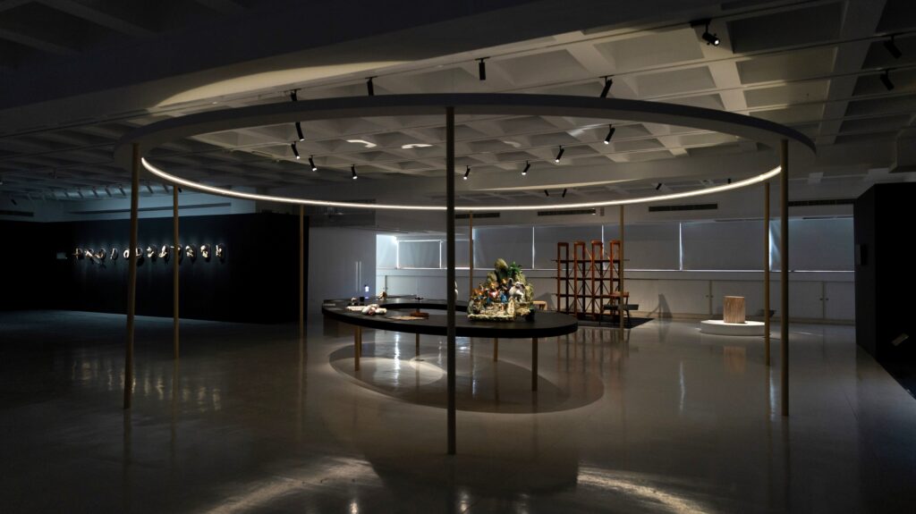 造物星圖展，以恆星及星軌意象，貫穿整體展覽空間設計。（圖/工藝中心提供）