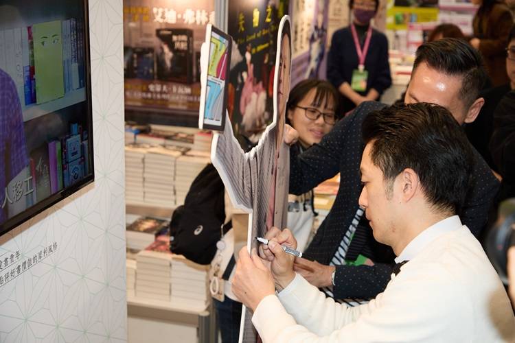 ▲蔣萬安為書展出版商簽名，表達支持台北國際書展的個人具體行動。（圖/書展基金會 提供）