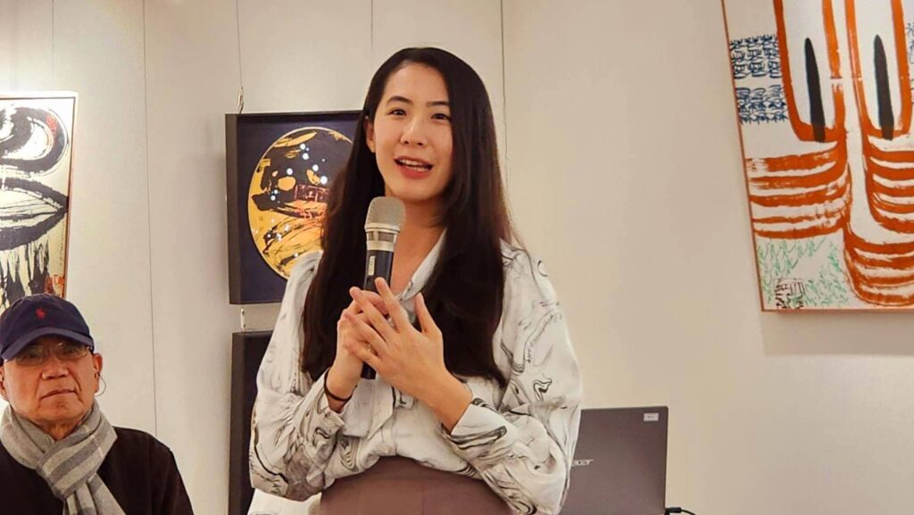 ▲荷蘭文化藝術基金會共同創辦人,也是這次臺荷國際音樂家交流演出活動的導聆者賴宜灃,說明這次演出曲目的內涵與特色。(記者 辛澎祥/攝)