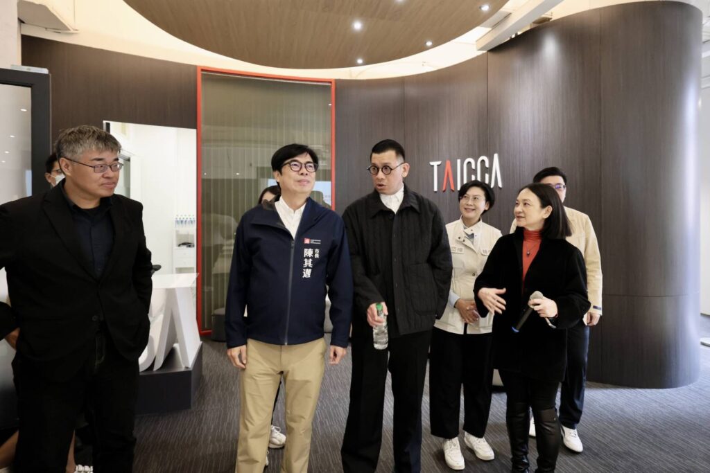 ▲文策院董事長蔡嘉駿（中）與高雄市長陳其邁（左）簽署合作協議書。（圖/文策院 提供）