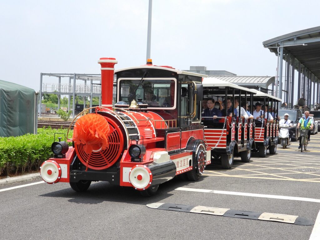 屏東的潮州鐵道園區將各類檢修機具放置於文物展示館中。(圖/臺鐵提供)