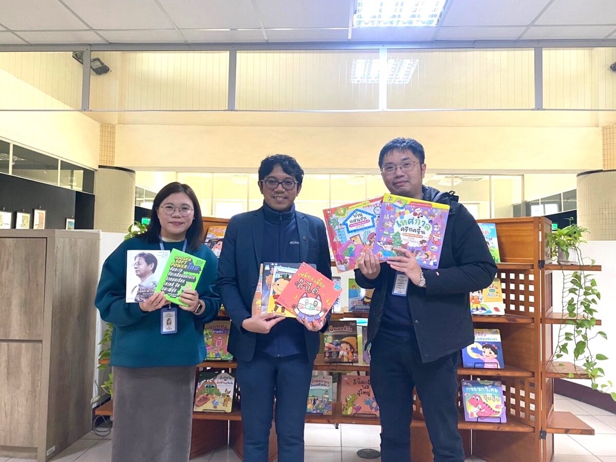閱讀會友跨國交流   泰國出版協會主席贈書祝福臺中綠美圖