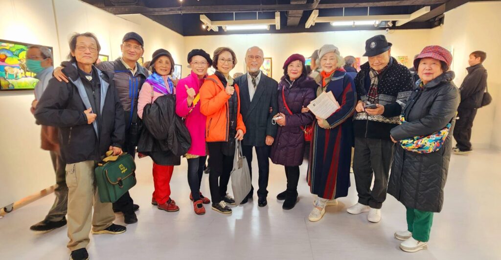 ▲多位旅加並返台過年的臺灣藝術家們，出席廖武藏老師開幕式並開心合影留念。（記者 辛澎祥/攝）
