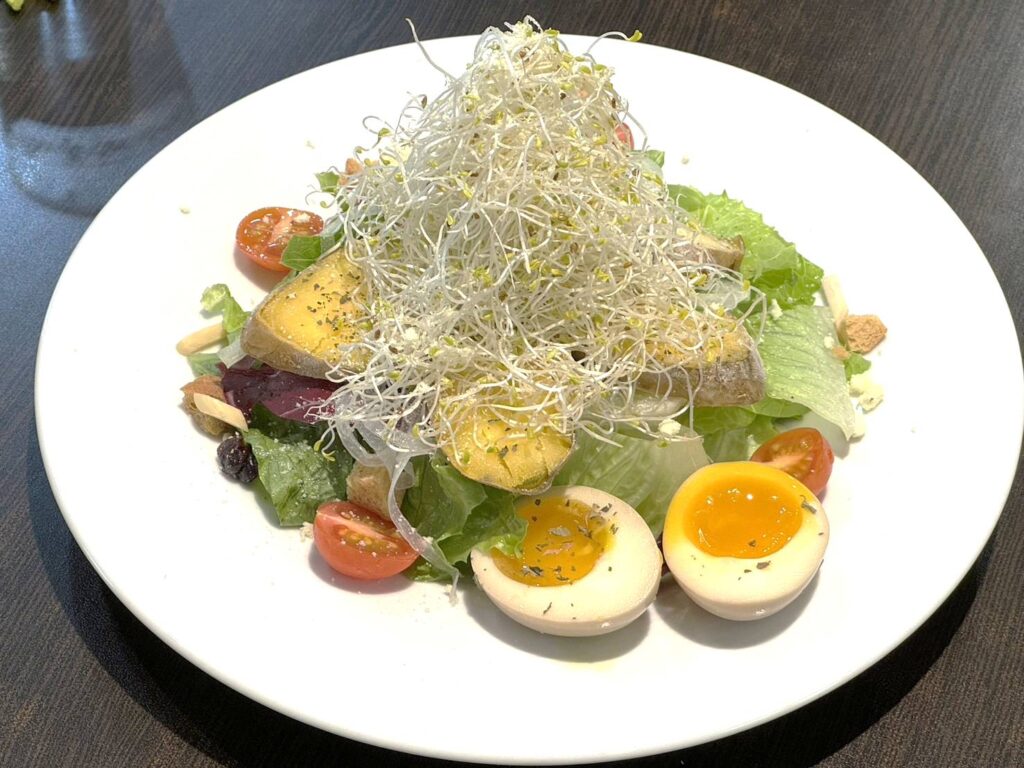 ▲蘆州區的魚缸咖啡廳推出樂活金薯鮮蔬沙拉，符合世界豆類日的料理特色。（圖/新北市農業局 提供）