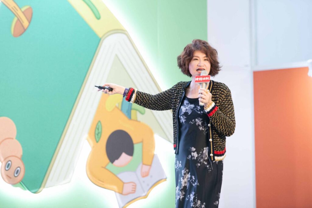 ▲夏韻芬藉由出書告知各年齡層的讀者要養成正確的理財觀。（圖/書展基金會 提供）