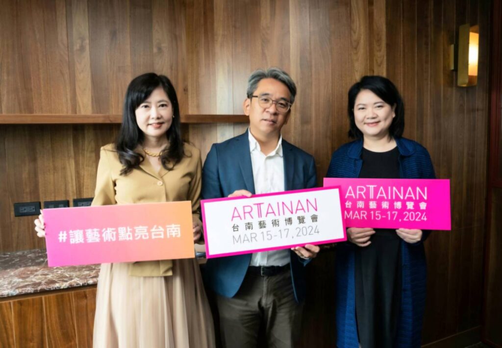 ▲畫廊協會理事長陳菁螢（右）與秘書長游文玫（左）去年在台南藝博會宣傳活動上與台南市文化局長謝仕淵合影留念。（記者 辛澎祥/攝）