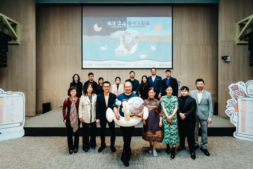 瘋迷24柴可夫斯基記者會，衛武營藝術總監簡文彬（前排中）與參與藝術家大合照。（圖/衛武營國家藝術文化中心提供）