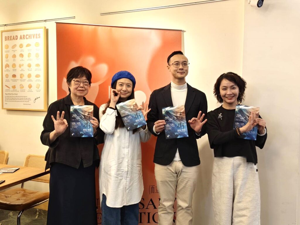 國光劇團團長張育華、藝術總監王安祈（左一）率領《精衛》演員李家德與黃宇琳合影。（記者 陳安婷/攝）