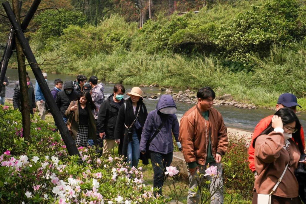 ▲賞花健行，遊人如織，萬金杜鵑花海備受民眾歡迎。（圖/新北市漁業處 提供）