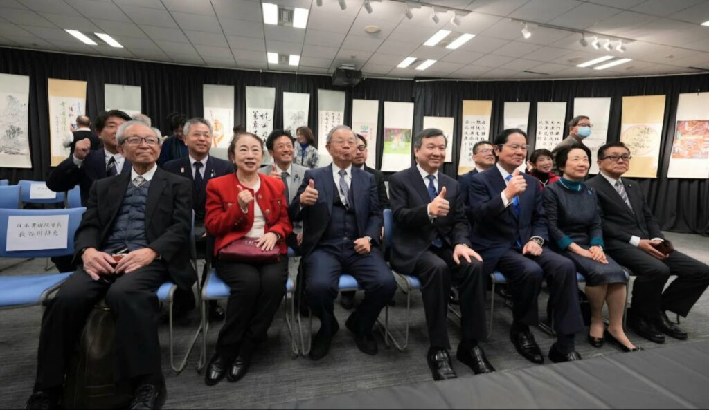 ▲出席張炳煌東京書畫展的臺日貴賓，開幕式後開心合影留念。（圖/文化部 提供）
