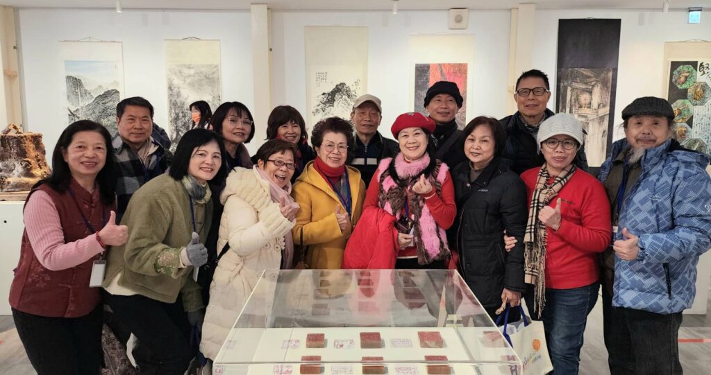 中華娛樂文創產業發展協會的參展藝術家們,出席國際藝術家節活動,並在展場開心合影留念。(記者 辛澎祥/攝)