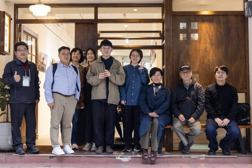 ▲李遠部長(右二)與見域工作室夥伴合影留念。(圖/文化部 提供)