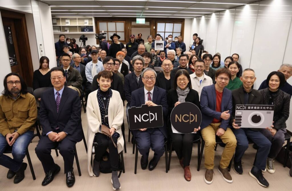 ▲出席特展開幕式的攝影界貴賓開心合影留念，文化部部長李遠（左四）文化部藝發司司長周雅菁（左三）國美館館長陳貺怡（右四）特別和攝影家們稹密互動。（圖/文化部 提供）
