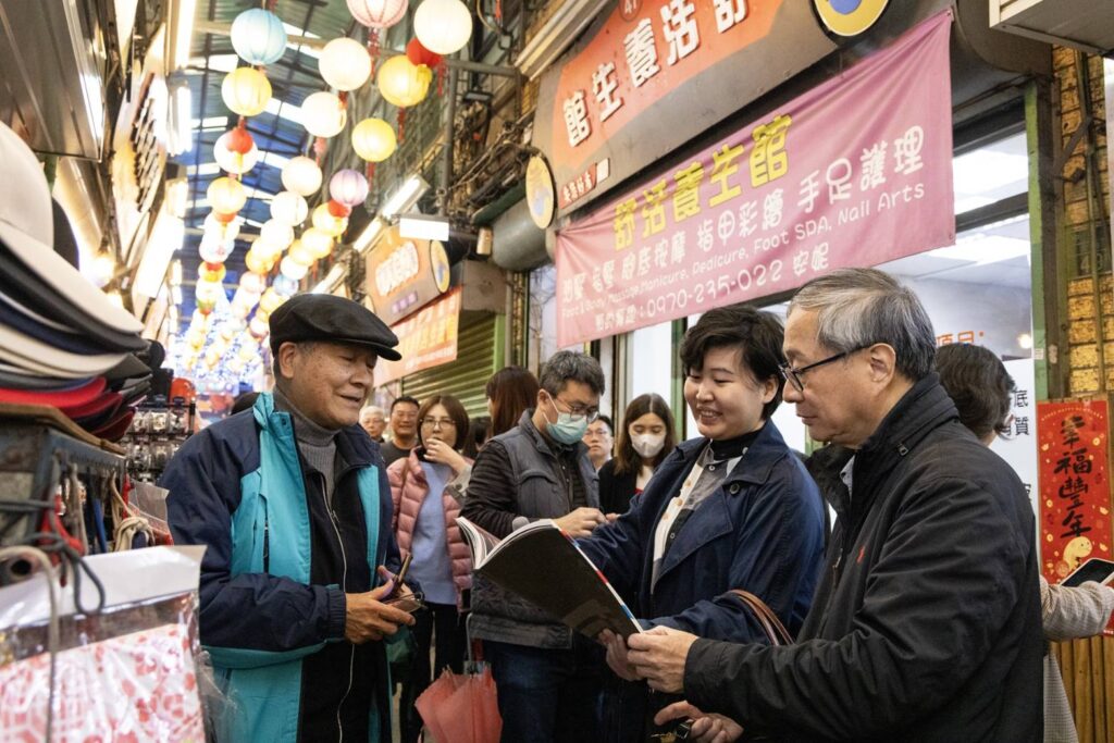 ▲見域工作室共同創辦人吳君薇(右二)向李遠部長(右一)簡介規畫項目內容。(圖/文化部 提供)
