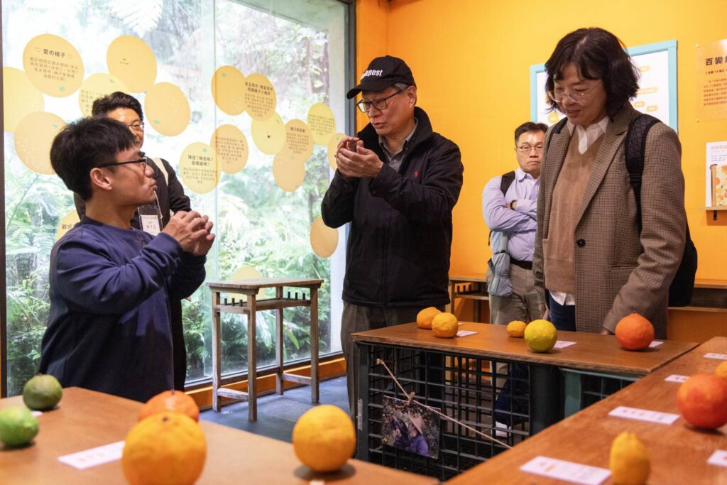 ▲大山北月創辦人莊凱(左)為文化部長李院(中)及次長徐宜君進行簡報。(圖/文化部 提供)