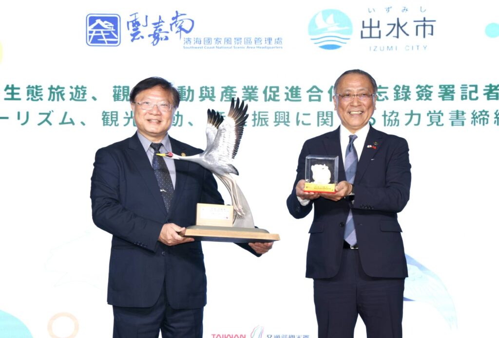 ▲雲嘉南風景處處長徐振能（左）與日本鹿兒島縣出水市市長椎木伸一在簽署合作協議書後彼此交換禮物。（記者 辛澎祥/攝）