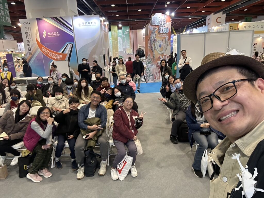 ▲臺灣知名紙藝大師洪新富(右)在講座中和讀者打成一片。(圖/洪新富 提供)