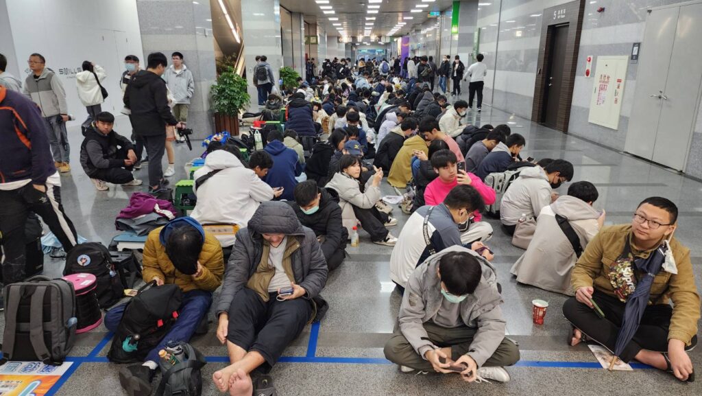 ▲等待進入展場的年輕漫迷,擠滿南港一館大廳。(記者 辛澎祥/攝)