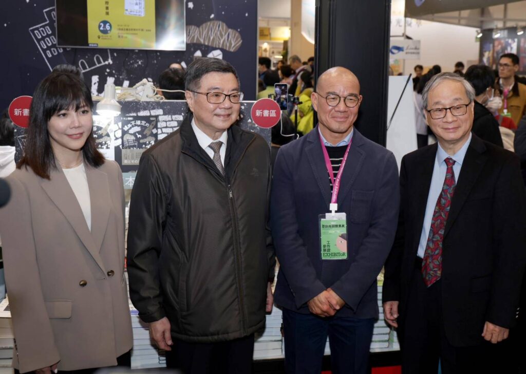 ▲在文化部長李遠（右一）的陪同下，卓榮泰院長（左二）與書展出版商合影留念。（圖/書展基金會 提供）