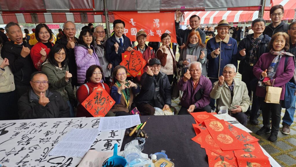 ▲中國書法學會在理事長陳銘鏡（中）的號召下，所屬會員積極出席揮毫活動，場面熱烈。（記者 辛澎祥/攝）