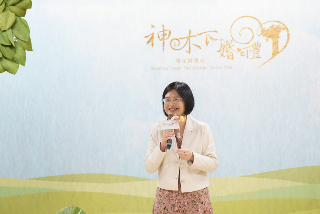 ▲觀光署副署長黃荷婷致詞時表達對神木下婚禮活動的支持與肯定。（圖/阿里山風管處 提供）