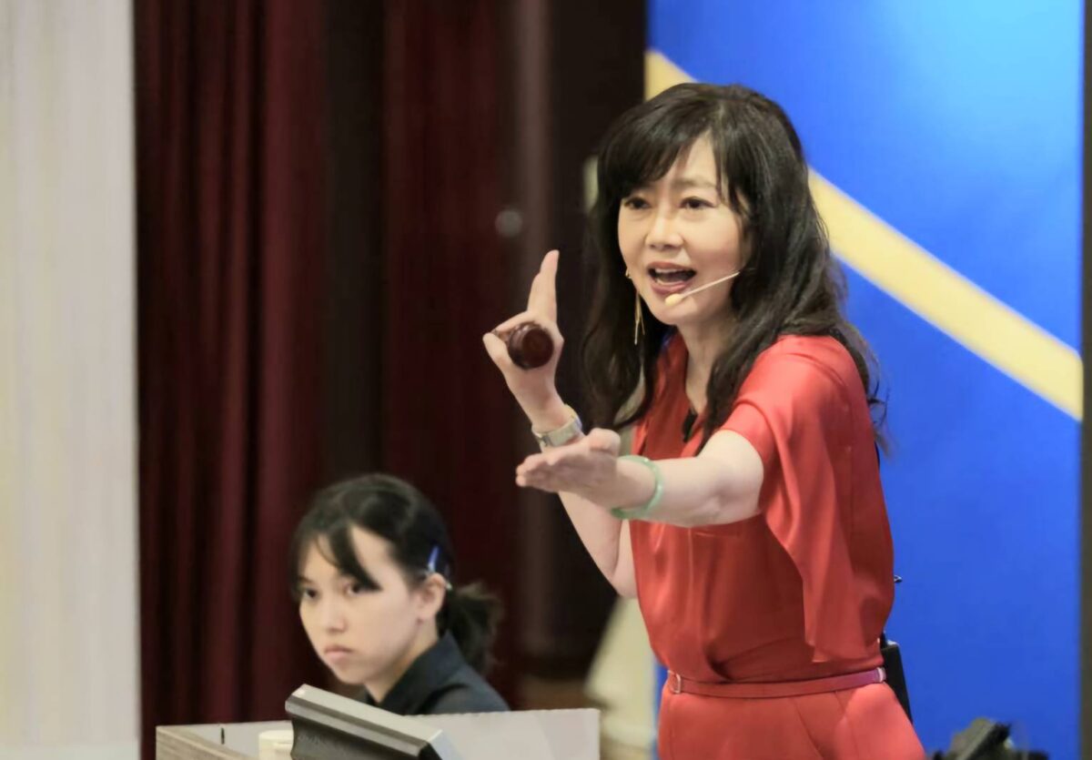 神秘多彩   傳遞熱情   游文玫撰寫拍賣產業專書   將拍賣場的人生故事驚奇呈現
