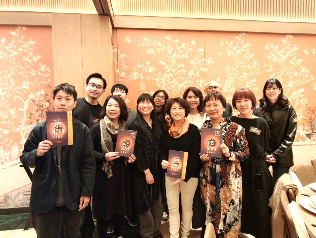藝術總監邱瑗,帶領副總監汪虹、鄢繼嬪與表演團隊歡樂合影。(記者 陳安婷/攝)