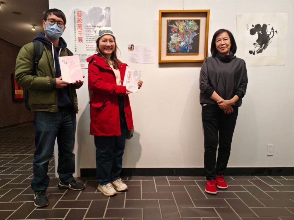 ▲台灣學生到日本學日語，假日到展場來看展，並由賴慕芬（右）親自做作品導覽。（圖/賴慕芬 提供）
