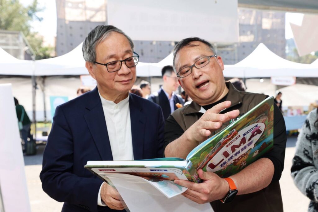 ▲李遠部長（左）與出版商進行交流。（圖/文化部 提供）