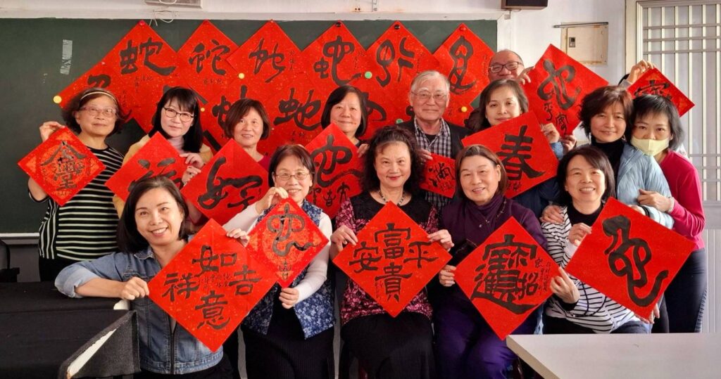 ▲女書法家曹靜俐（前排中）邀集多位老師蛇年寫春聯，提供民眾過年新的氣象。（圖/曹靜俐 提供）